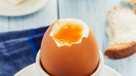 La forma correcta de pelar el huevo.