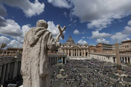 El Vaticano recibe miles de fieles durante el cónclave. Foto: REUTERS/Murad Sezer.