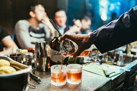 Bar, boliche, bebidas alcohólicas. Foto: Unsplash