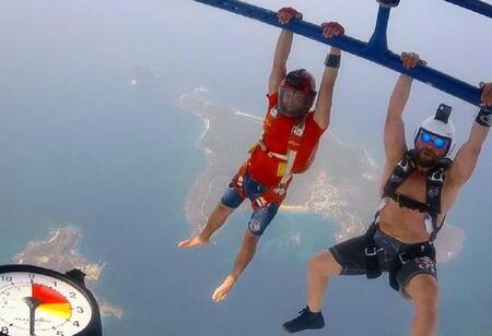 Dos paracaidistas argentinos rompieron un récord mundial con un salto desde la estratósfera en plena noche