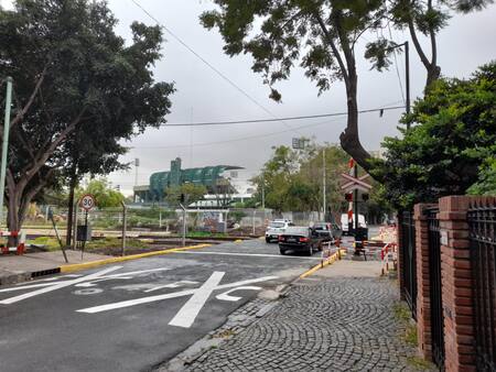 El nuevo cruce que se habilitó sobre la calle Martín de Gainza. De fondo, el estadio de Ferro. Foto: Ezequiel Alippe.