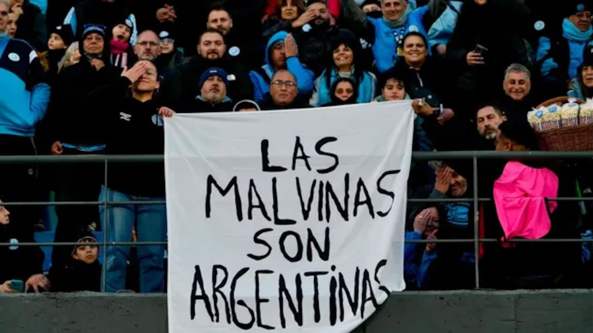 Bandera Las Malvinas son Argentinas en la cancha de Belgrano.