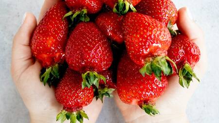 El consumo de frutillas ayuda a mantener la piel hidratada. Foto: Unsplash.