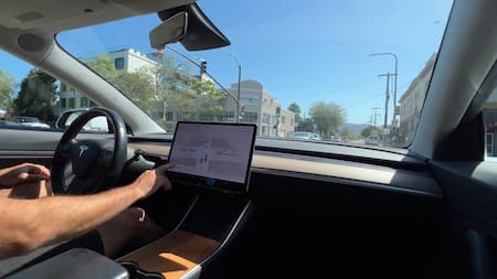 Un Tesla vio a un ciclista antes que su conductor. Foto: captura