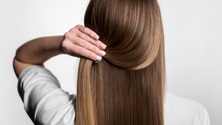 El aceite de coco ayuda a alisar el cabello.