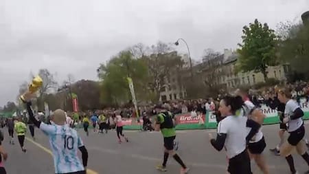 Tres argentinos corrieron la Maratón de París con la Copa del Mundo. Foto: Captura de pantalla.