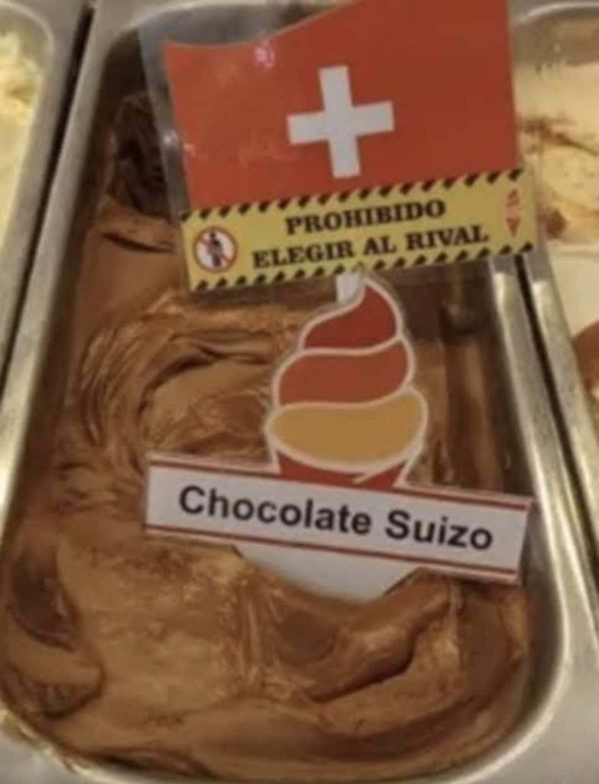Algunas heladerías retiraron temporalmente el gusto chocolate suizo de sus cartas y lo reemplazaron por carteles alusivos al cruce entre Argentina y Suiza por los cuartos de final del Mundial 2026.