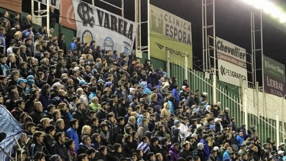 Hinchas de Racing en la cancha de Banfield.