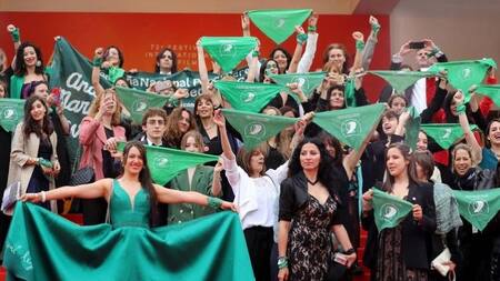 Actrices argentinas con pañuelo verde por aborto legal en alfombra roja de Cannes