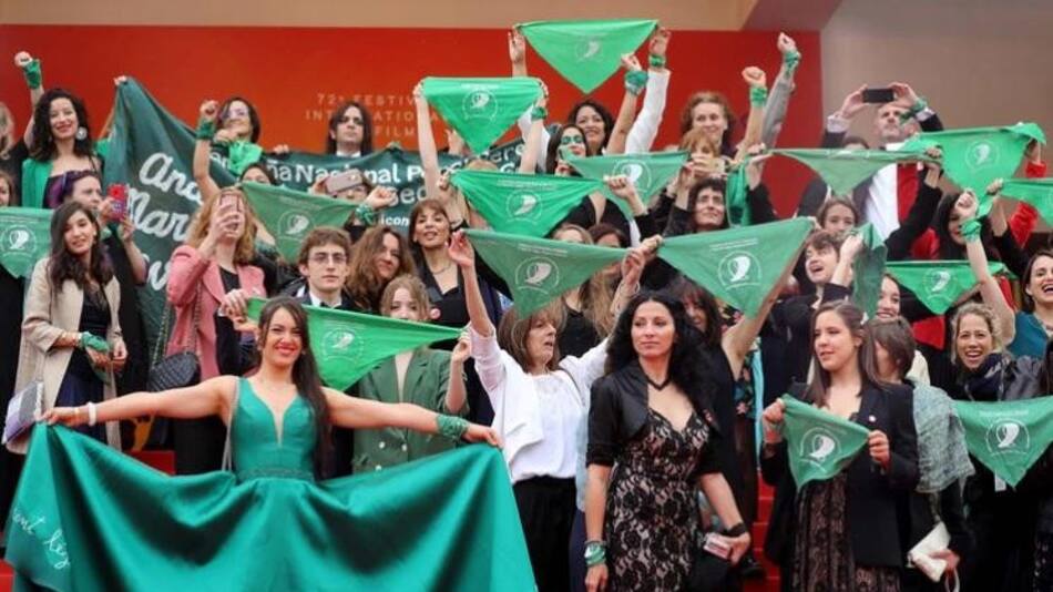 Actrices argentinas con pañuelo verde por aborto legal en alfombra roja de Cannes