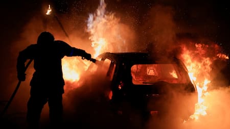 Mientras el gobierno francés niega que haya una revuelta, también acusa de "delincuentes" a los jóvenes que protestan