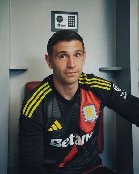 Dibu Martínez en el video del Aston Villa. Foto: Captura video.