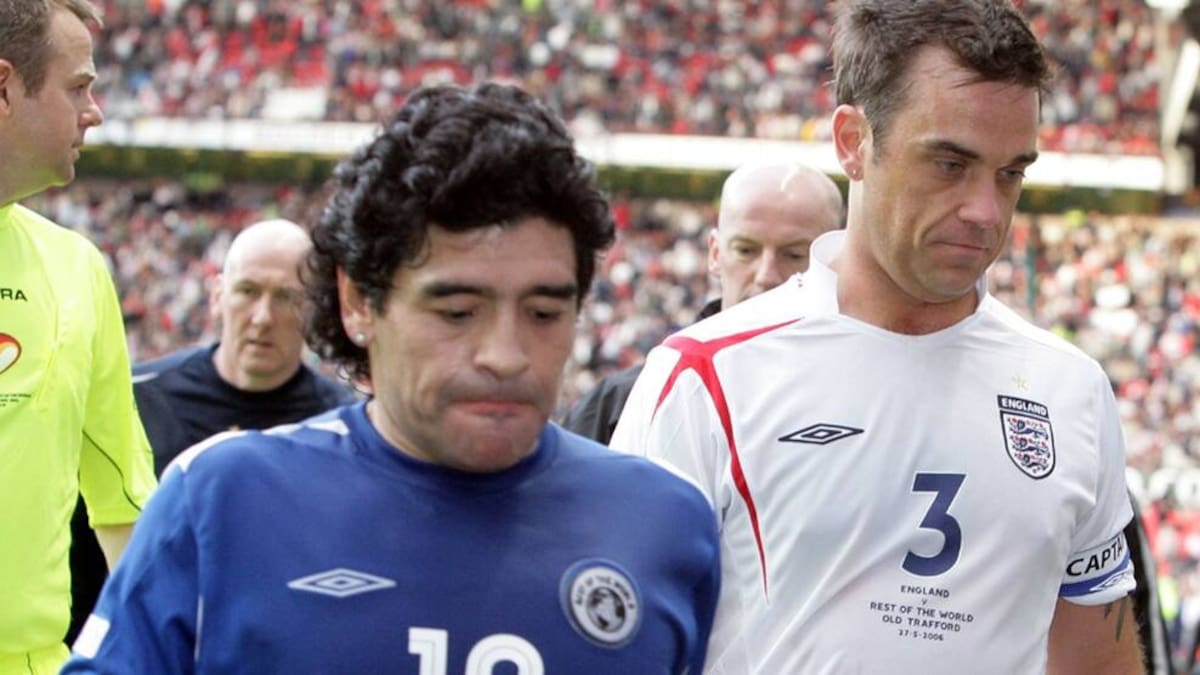 Diego Maradona y Robbie Williams en el Soccer Aid de 2006.