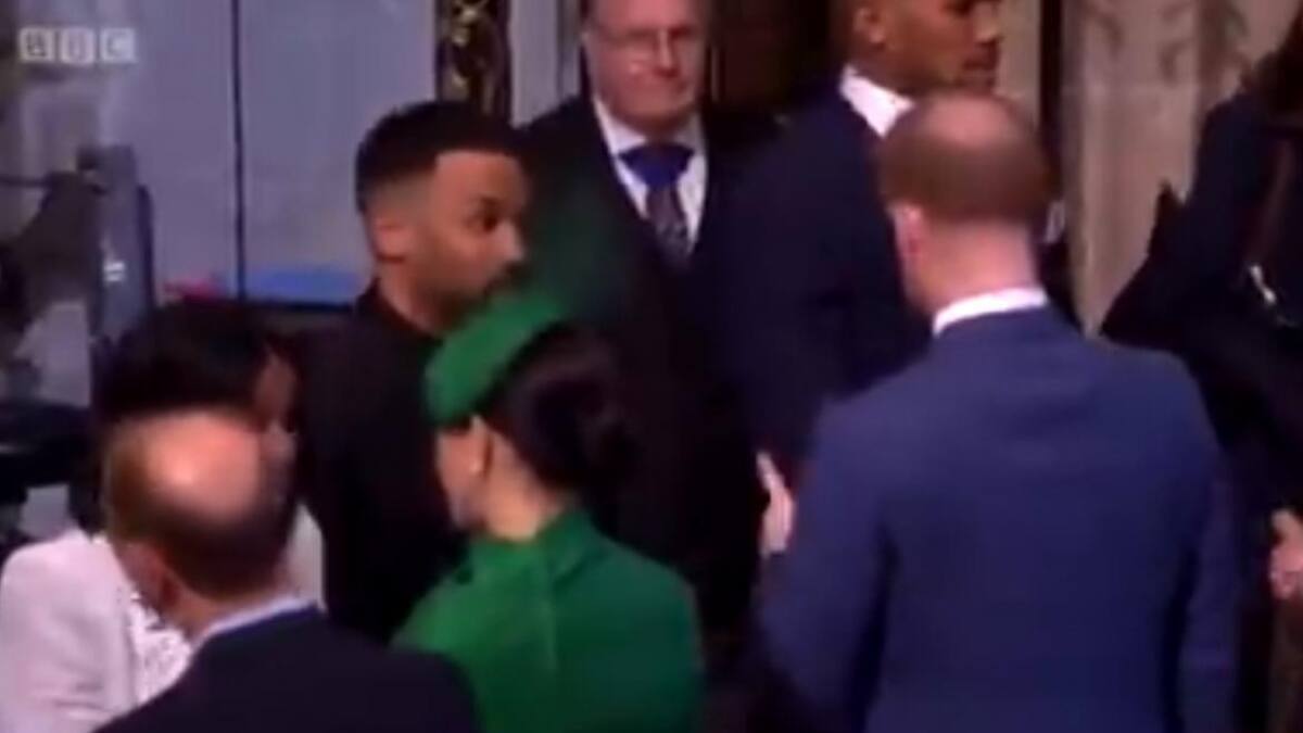 Coronavirus: saludo con el codo del príncipe Harry y rotura de protocolo de Meghan Markle