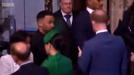 Coronavirus: saludo con el codo del príncipe Harry y rotura de protocolo de Meghan Markle