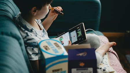 Uso de dispositivos e Internet por menores de edad. Foto: Unsplas