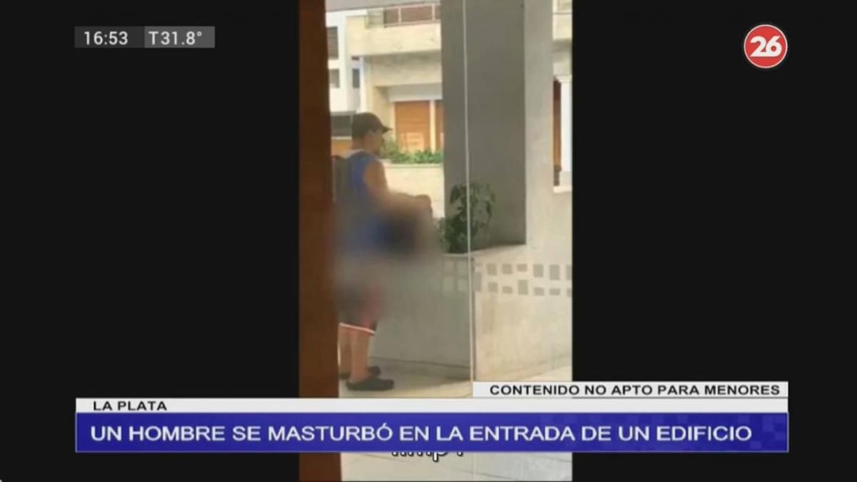 Video: graban a un hombre que se masturbó en la puerta de un edificio