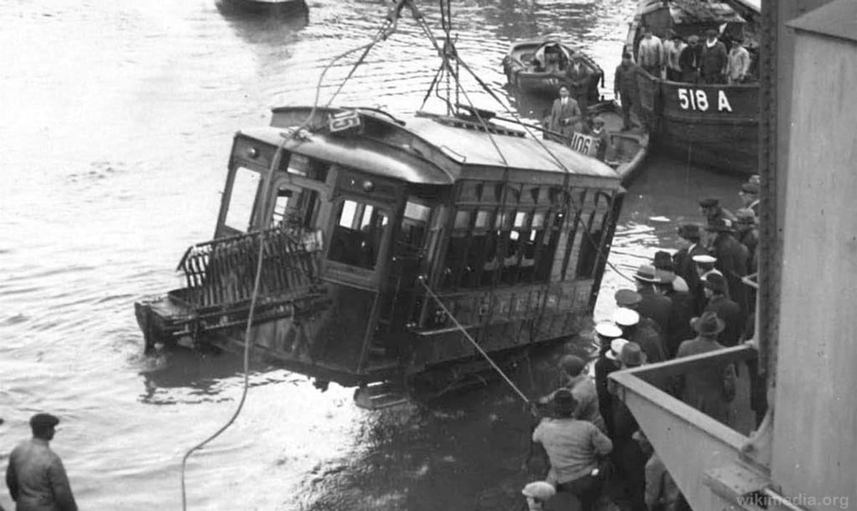 La tragedia del tranvía que cayó al Riachuelo