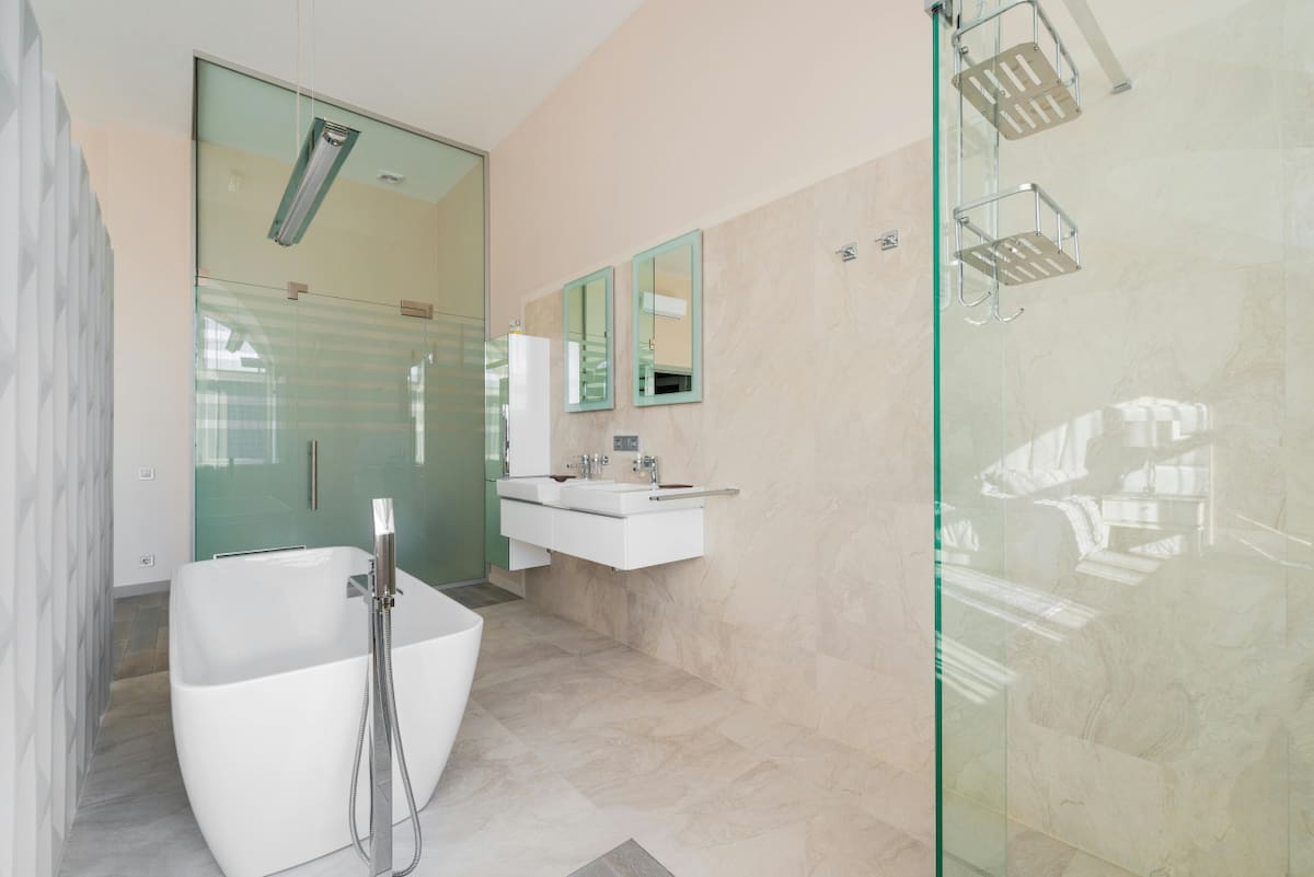 Mampara de baño. Fuente: Pexels
