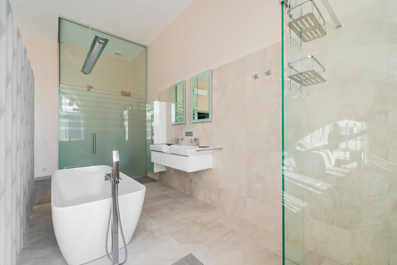 Mampara de baño. Fuente: Pexels