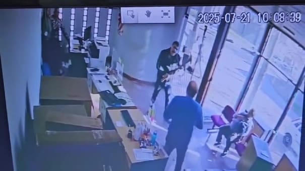 Ataque de furia en Santa Fe: un hombre destrozó una oficina de la empresa proveedora de energía con un pico