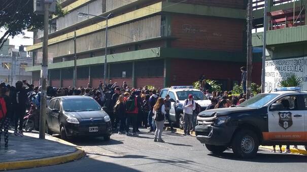Se registraron más de 120 denuncias por amenazas de bomba en colegios