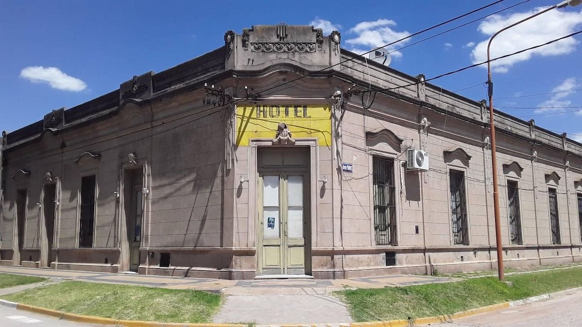 El bar histórico de un pueblo bonaerense que abrió en 1914, sobrevivió al fin del tren y casi nunca cierra