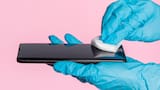 Limpiá la pantalla del celular y la computadora sin daños: el ingrediente secreto para eliminar bacterias y huellas