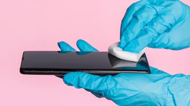 Limpiá la pantalla del celular y la computadora sin daños: el ingrediente secreto para eliminar bacterias y huellas