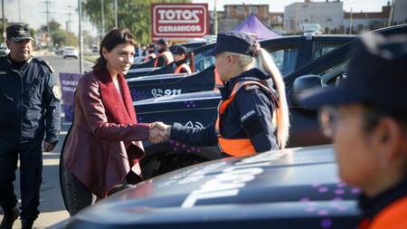 Entrega de patrulleros en Quilmes de Mayra Mendoza. Foto: Prensa.