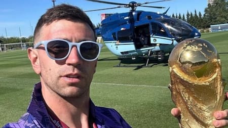 Dibu Martínez con la Copa del Mundo.