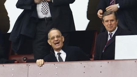 Tom Hanks fue a ver el partido de Aston Villa, se sacó una foto con un jugador argentino