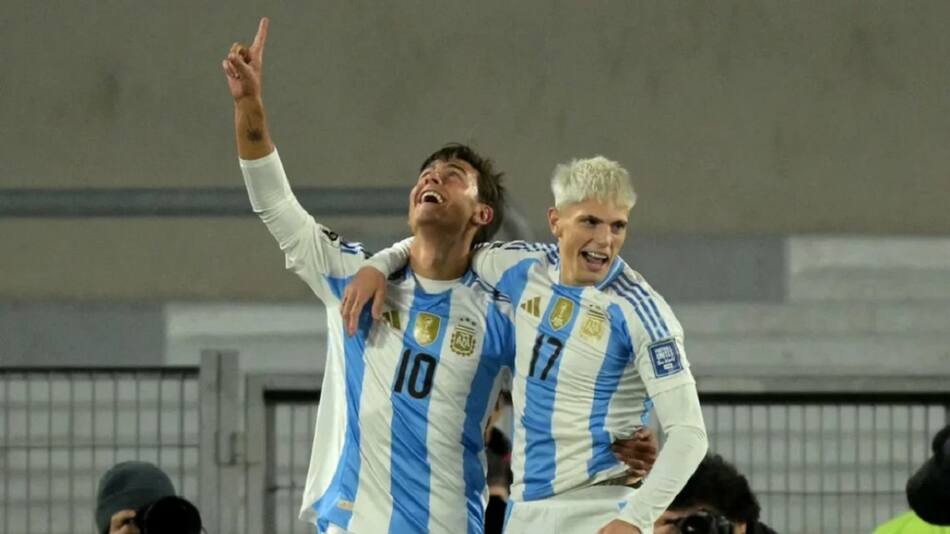 Alejandro Garnacho con Paulo Dybala. Foto: NA