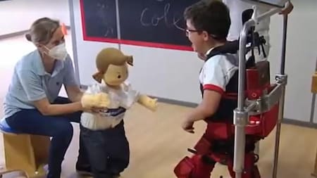 Un robot que ayuda a los niños a caminar_Captura de video: Reuters