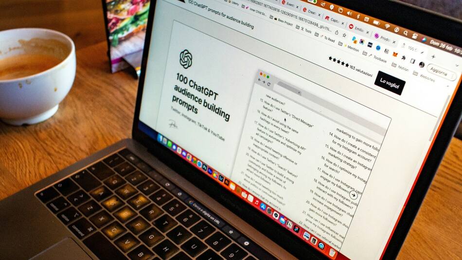 Computadora con información de ChatGPT. Foto: Unsplash.