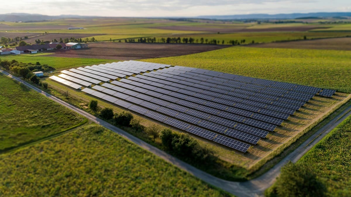 Crisis energética: el país asiático que construirá 10 megaparques solares para reducir su dependencia del gas y petróleo