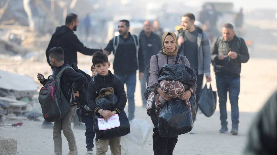 Palestinos regresan a las ruinas de lo que quedó de la Franja de Gaza. Foto: Reuters/Dawoud Abu Alkas.