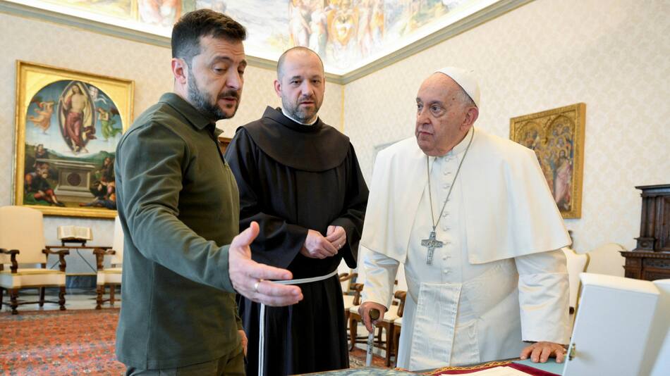 Volodimir Zelenski con el Papa Francisco en el Vaticano. Foto: REUTERS.