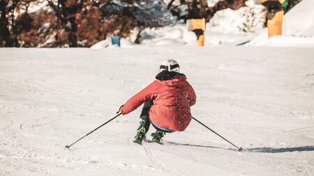 Duro accidente en el Cerro Catedral: una joven de 13 años perdió el control mientras esquiaba y quedó internada