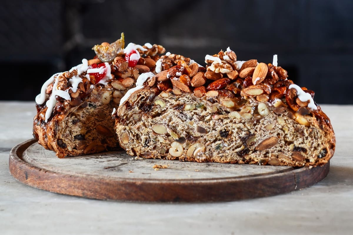 Con una larga tradición en la gastronomía porteña, ambas confiterías se destacan por sus recetas artesanales, la abundancia de frutas secas y una elaboración que atrae a cientos de clientes durante las fiestas de fin de año.
