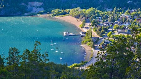 La espectacular playa de la Ruta de Los Siete Lagos que se parece al Caribe. Foto NA.