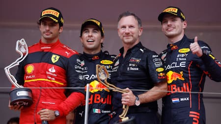 Christian Horner junto a los pilotos de Red Bull y Carlos Sainz. Foto: REUTERS.