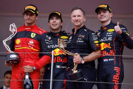 Christian Horner junto a los pilotos de Red Bull y Carlos Sainz. Foto: REUTERS.