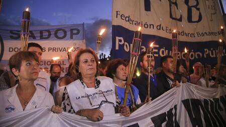 Marcha de docentes bonaerenses al Congreso