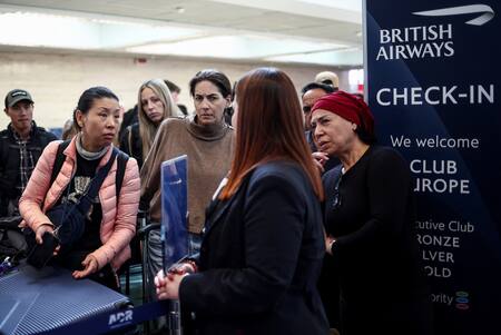 Complicaciones en el aeropuerto de Heathrow en Londres. Foto: REUTERS/Guglielmo Mangiapane.