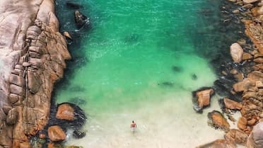 Aguas turquesas y arena blanca en un lugar secreto: la playa menos conocida del sur de Brasil que deslumbra con su paisaje