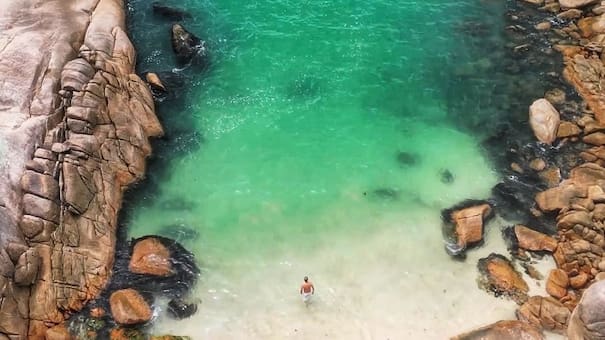 Aguas turquesas y arena blanca en un lugar secreto: la playa menos conocida del sur de Brasil que deslumbra con su paisaje