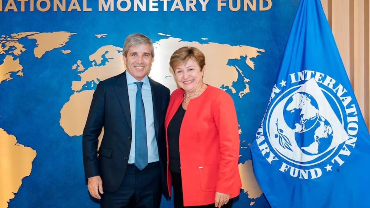 El FMI exigió al Gobierno devaluar más rápido y reformar el Banco Central: la respuesta de Caputo y todo el equipo económico