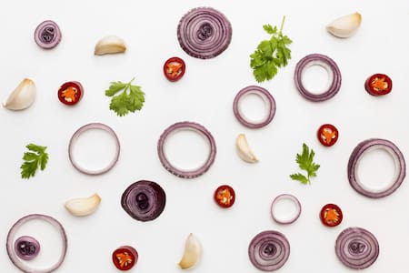 Sofrito ajo cebolla morrón comida verdura vegetales. Foto Unsplash