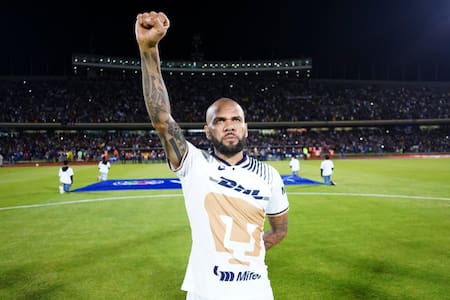 Dani Alves; Pumas de la UNAM. Foto: Twitter @PumasMX.